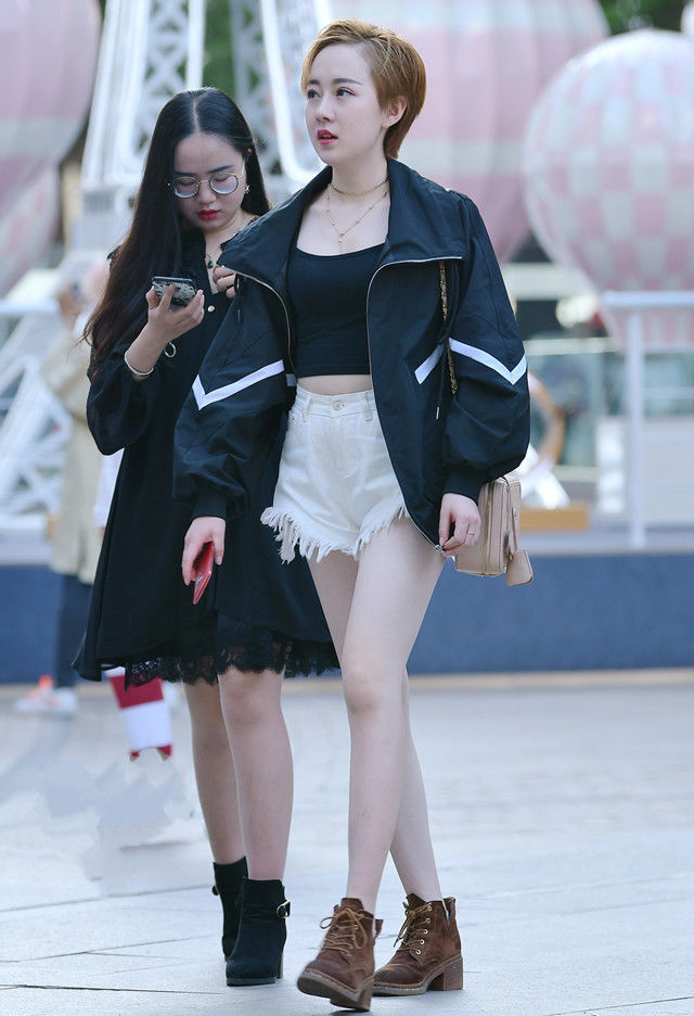 街拍：透气上衣配热裤，小姐姐的身材婀娜迷人