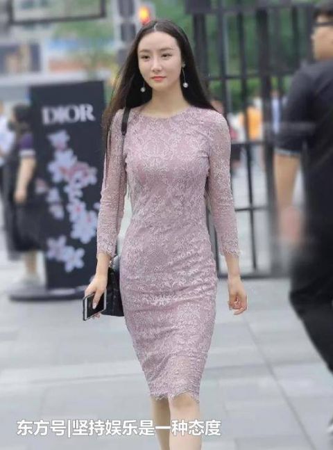  【尽显】街拍：身材苗条的小姐姐，一条粉紫色的蕾丝连衣裙，尽显好身姿