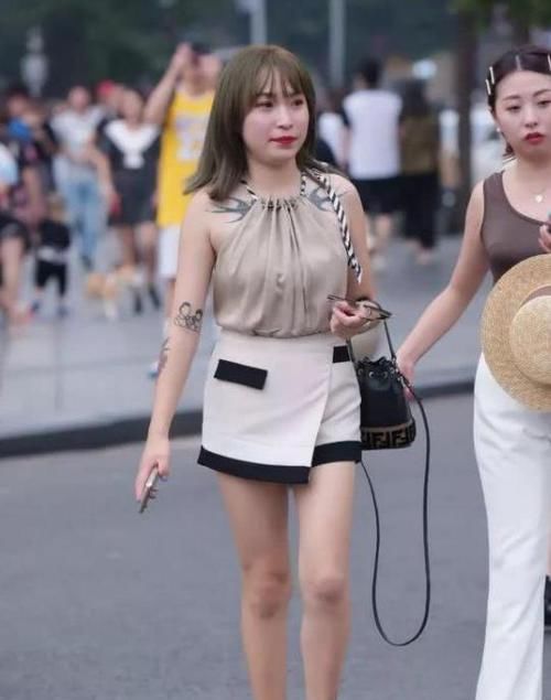  #美女#养眼女神街拍：月貌花容的美女，一件灰色上衣配黑色打底裤，时尚清新气质