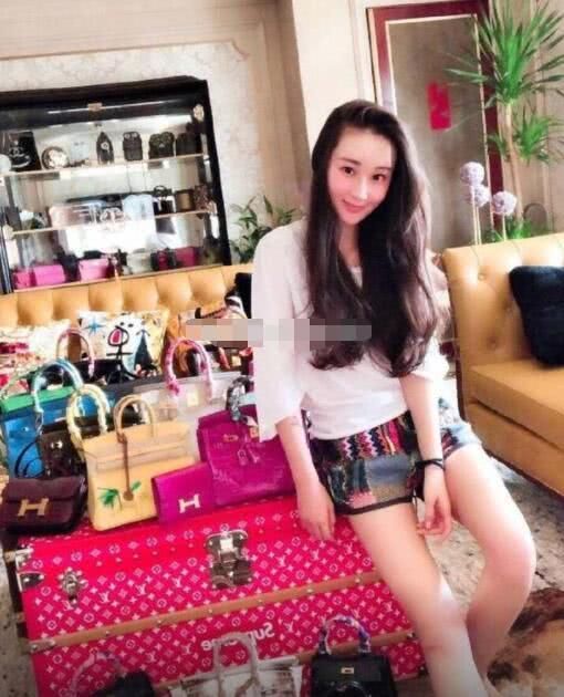 假疫苗老总儿媳被扒出，晒豪车名牌包包惹争议，一块表几十万！