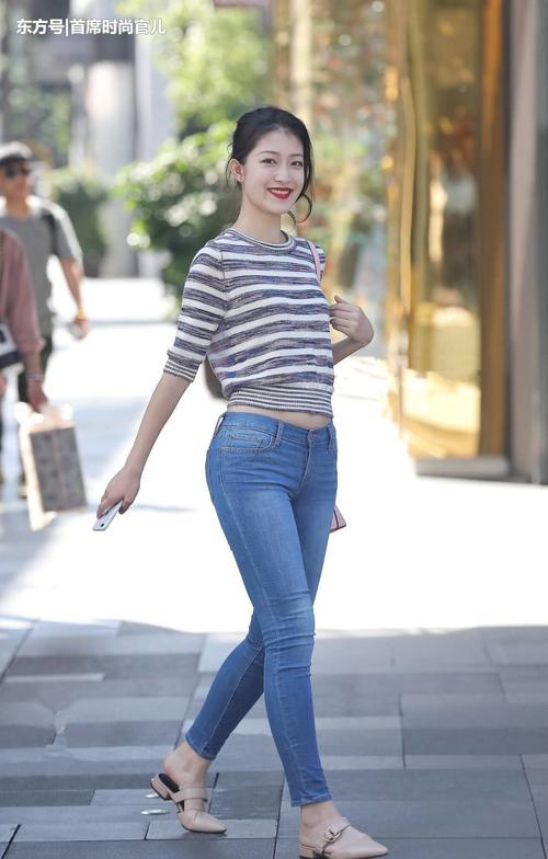 路人街拍：时尚小姐姐紧身牛仔裤勾勒修长美腿，彰显女神气质！