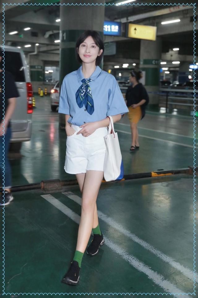 当Ella和张俪同穿蓝色衬衫，才知道假小子和真女人的差距有多大！