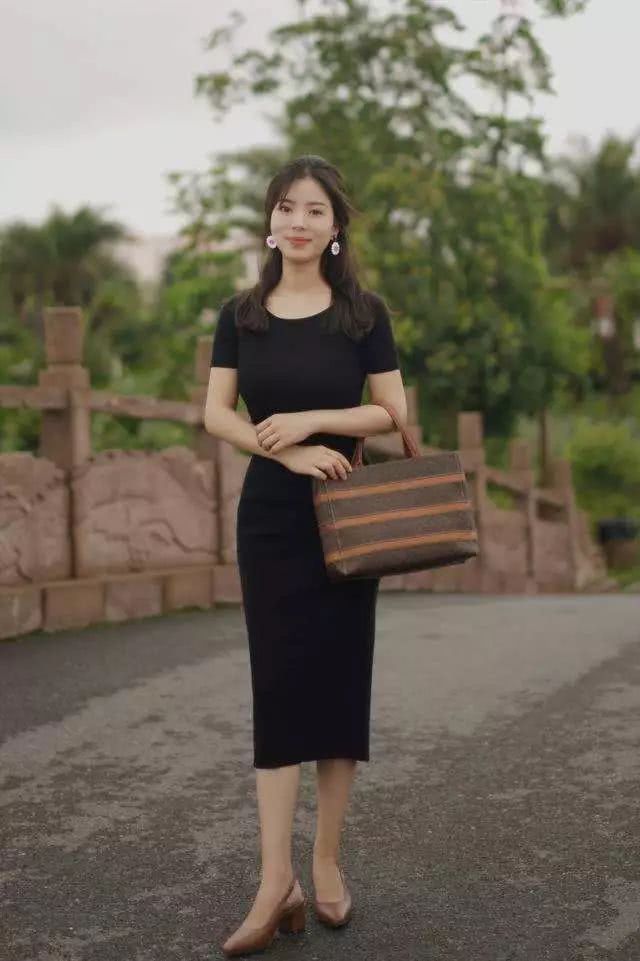 街拍：公园20多岁知性成熟的小姐姐，长裙下小肚肚显得软软的！