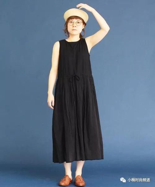 换季穿啥?一件黑色连身洋装让你完美搭出日系时尚