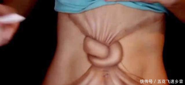 美女给自己的腰打了个结还若无其事，走近发现真相后，原来是这样