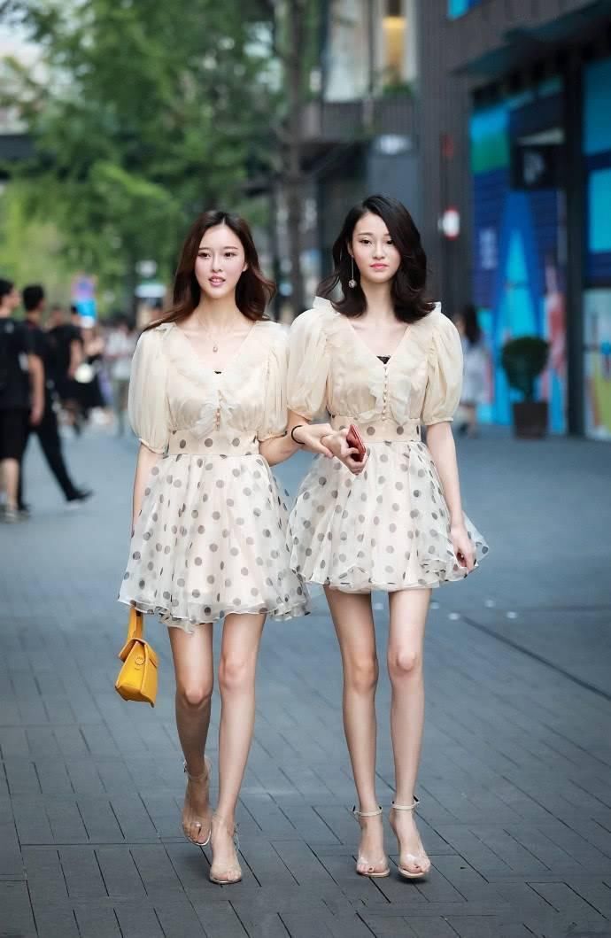 街拍：夏天的气息分外浓厚，主要就是体现在街上妹子身上
