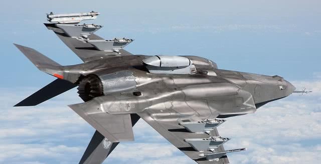  『美军』美军F-35B装弹药准备训练 没有固定武器 机炮吊舱成“救命稻草”