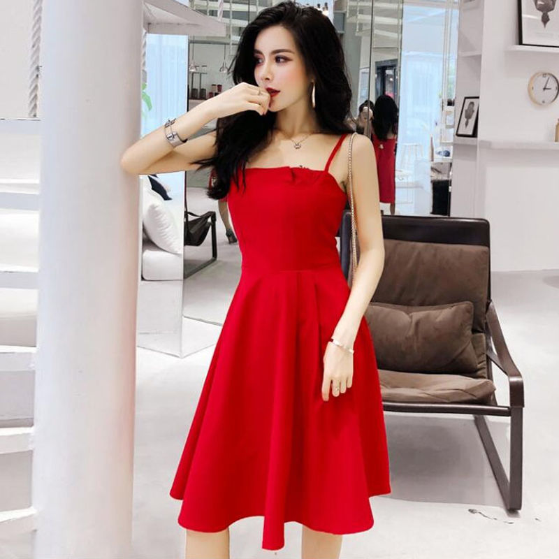 现在女人穿的裙子越来越迷人,凸显迷人身材,男人见了挪不开眼