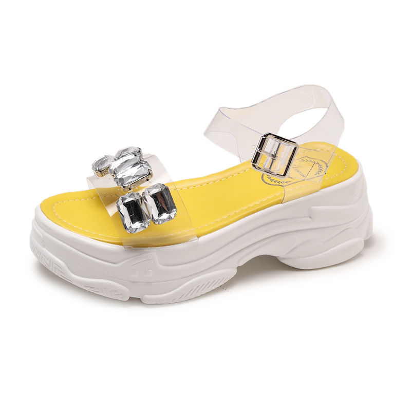 在女人眼里，这几款凉鞋小巧玲珑的设计，超显小女人的气息