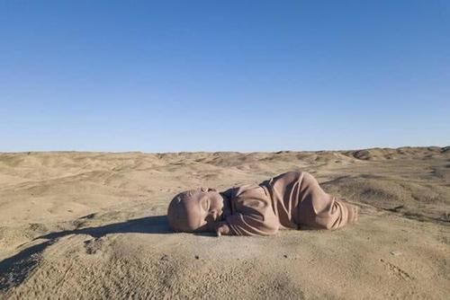 沉睡的沙漠巨婴,以戈壁为床大地为被