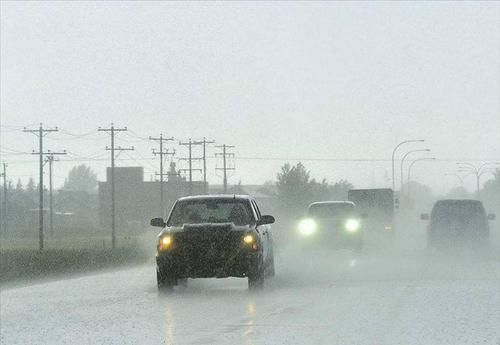 高速上遇到下暴雨，应该开雾灯还是开双闪？车主：不是都打开吗？