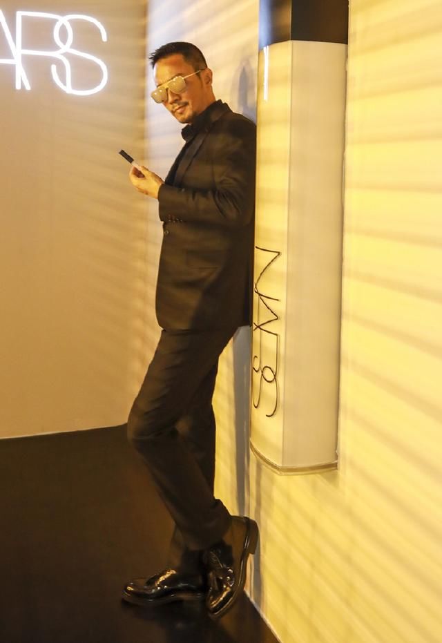 张涵予这波操作太厉害，墨镜黑衣造型参加彩妆活动，还有点反差萌