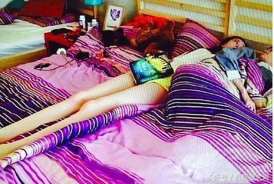 女孩拥有1.2米的大长腿，却无法像平常女孩一样，穿裙子穿高跟鞋