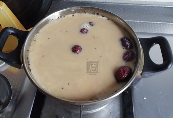  『奶茶』这是《穷人的阿胶》。妈妈每天必须喝一杯。它能养气养血。她50岁还不老