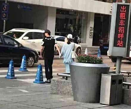 邻居曝“冯赵”恋爱细节:冯绍峰亲妈早在去年,已承认儿子恋情?