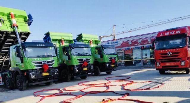 『工程车』上汽红岩工程车全国大批量交车!客户为什么对红岩重卡情有独钟