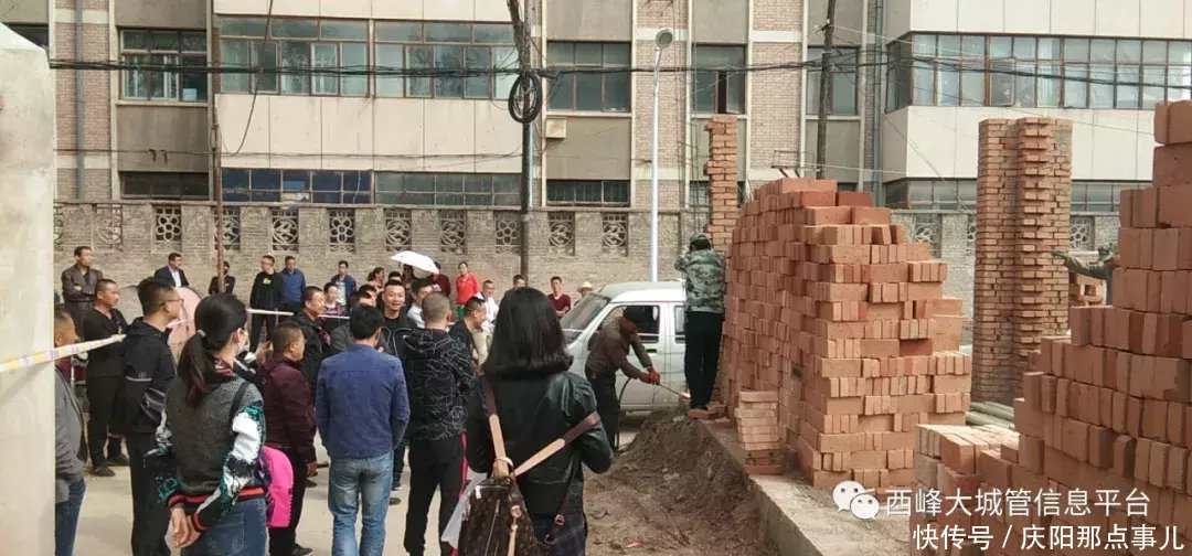 动真格，零容忍！庆阳一违法建筑私占公共道路被强拆，现场曝光！