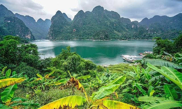 贵州山水中突然飞来了座天鹅堡，你说感觉奇不奇怪