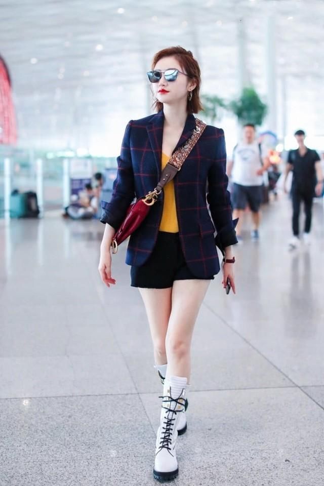 30岁景甜近照曝光，红唇瓷肌似少女，现身机场大秀美腿