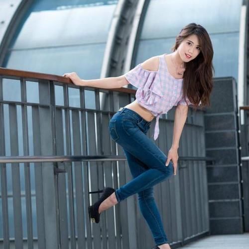  美女|牛仔裤搭出时尚感，穿出魅力女人味，美女精致优雅好年华
