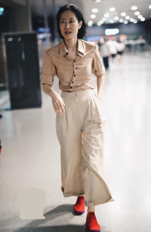 刘敏涛出门不化妆就算了，衣服还不穿好，真拿自己当大妈了？