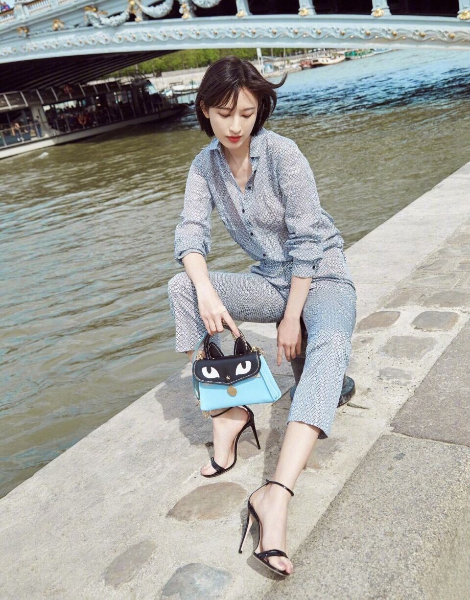 张俪巴黎时尚写真，修长的美腿和白嫩的脚丫 心目中的女神