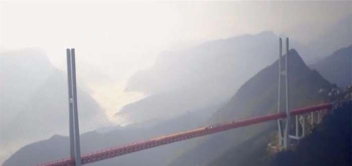  「低头」全球最壮观的大桥：高度565米, 老司机都不敢低头看