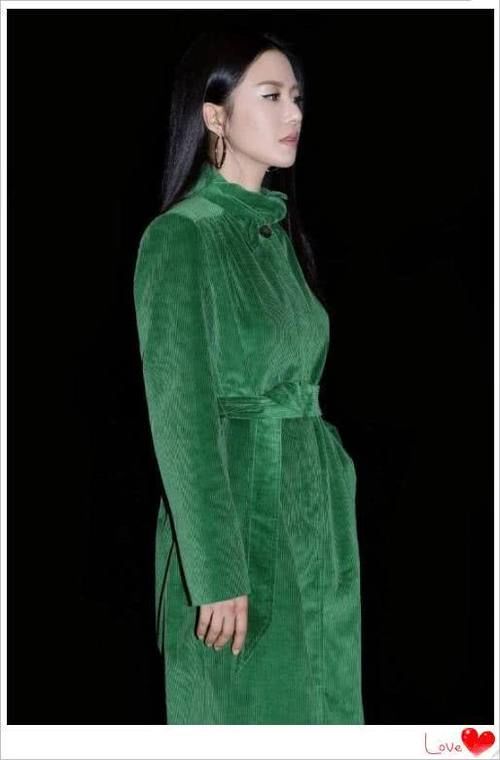 谭维维真胆大！高跟鞋外面也能套丝袜？网友：真的不怕摔跤吗？