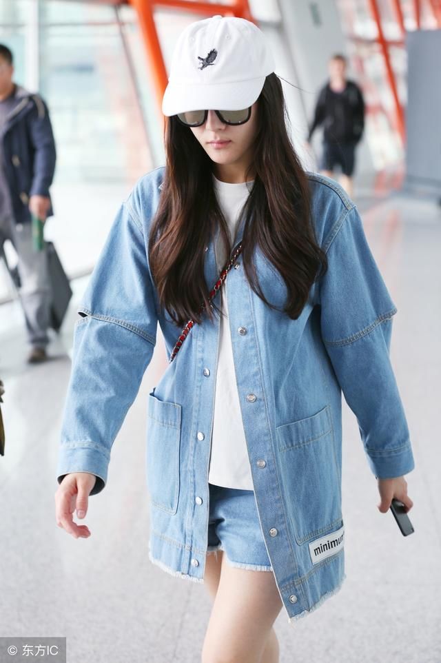 热巴学会游泳晒泳装照,网友:不露腿不露胸,这泳衣穿的好保守!