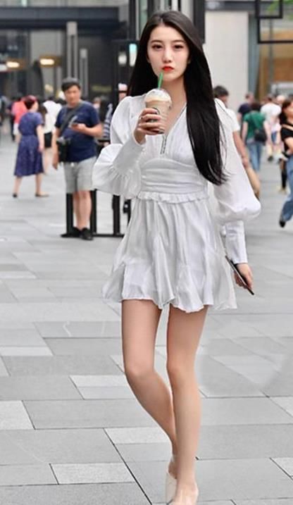  【蓝色】街拍：雪肤花貌的美女，一件蓝色的连衣裙，时尚优雅气质女人味