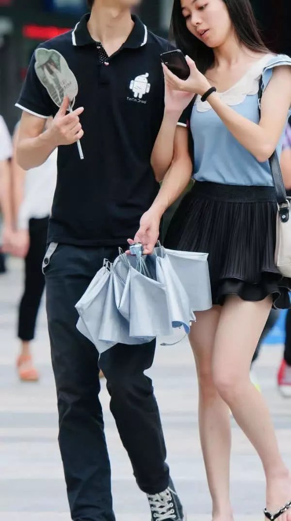 气质甜美的小姐姐穿搭清新T恤很是俏皮，搭配百褶超短裙大秀美腿