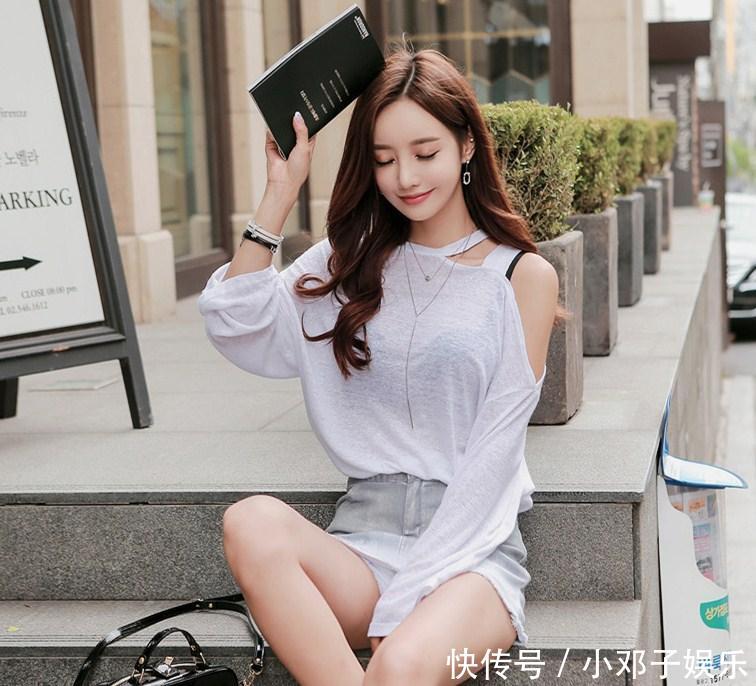  【宽松】俏装美女， 微透针织衫搭配小短裙， 诠释优雅的小性感