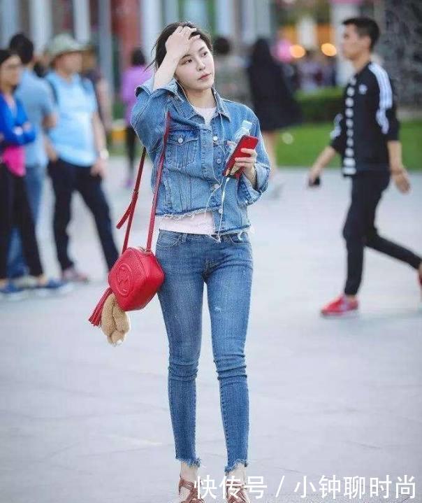 穿上修身牛仔裤让自己变得更迷人,尽情展现自己美!