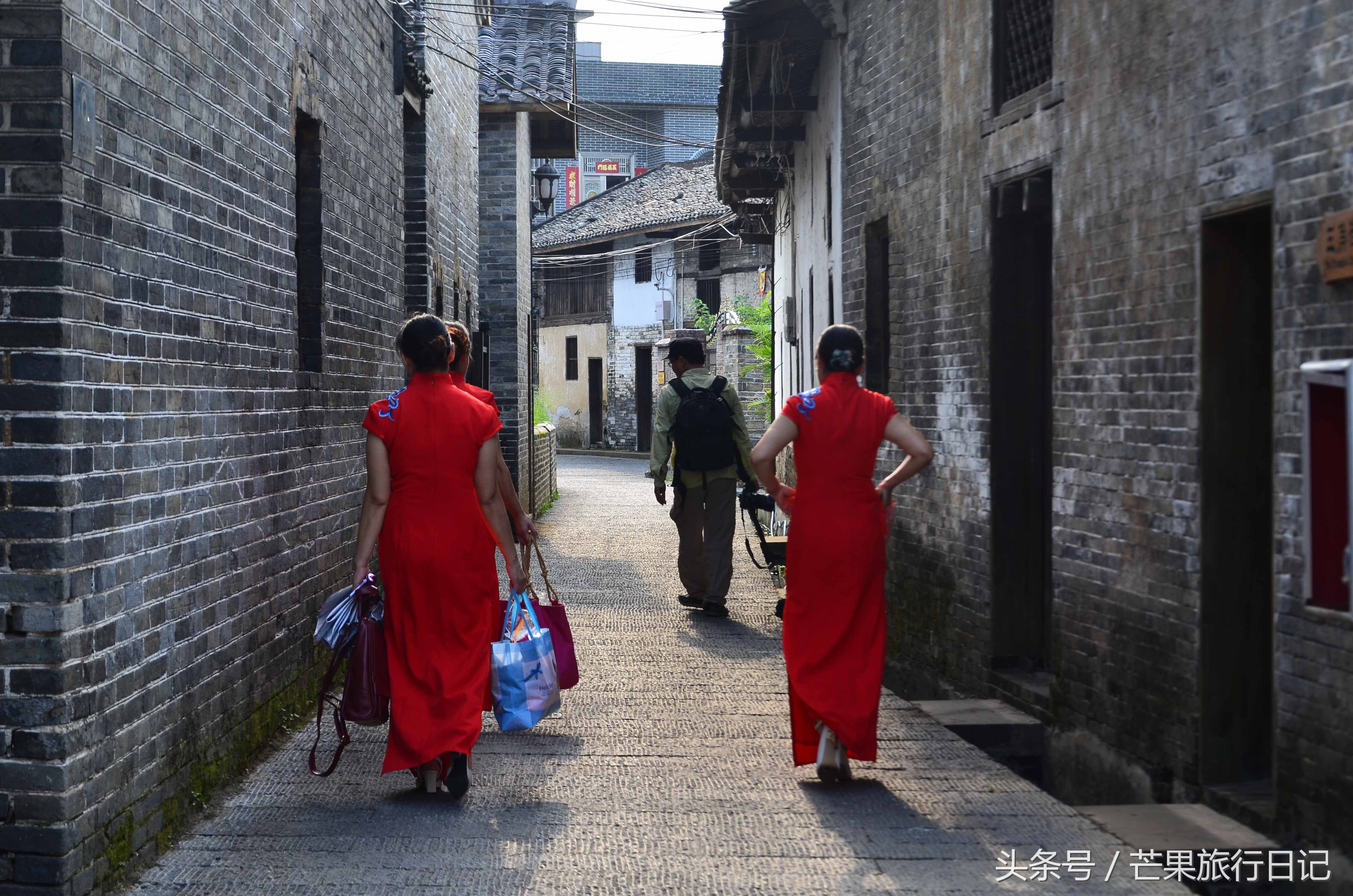 在广东和湖南交界处，有个美丽的县，出了世界级旅游景区