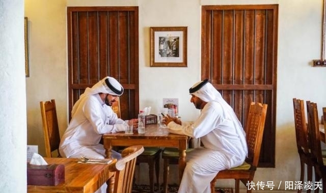 迪拜男人爱穿白袍,一年四季都在穿,为何却不会变脏呢?