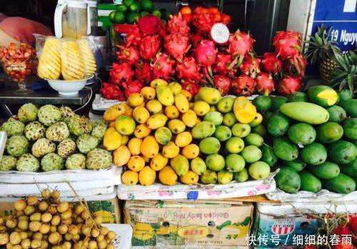 在越南旅游时，为何有的水果店老板会递手套给游客？总算明白了！