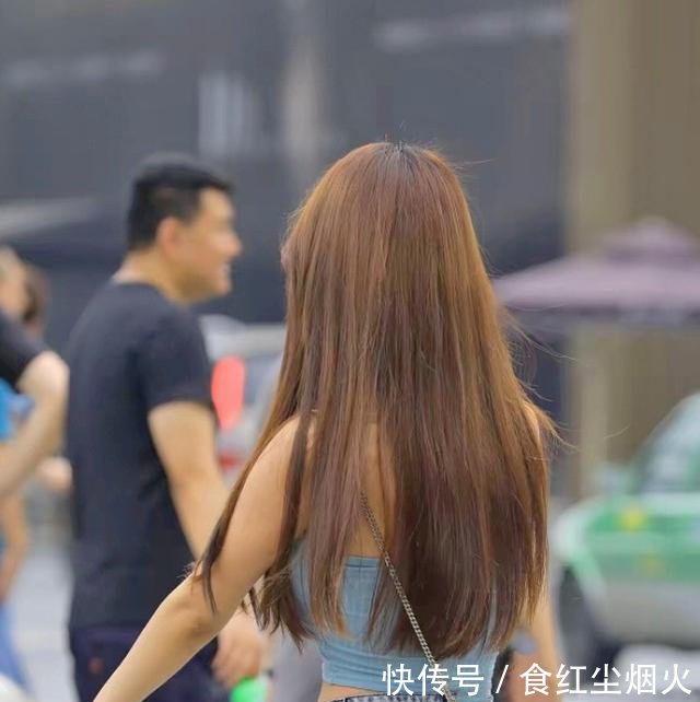 美女咋想的，穿着三角牛仔短裤逛街，网友这腿我服了！