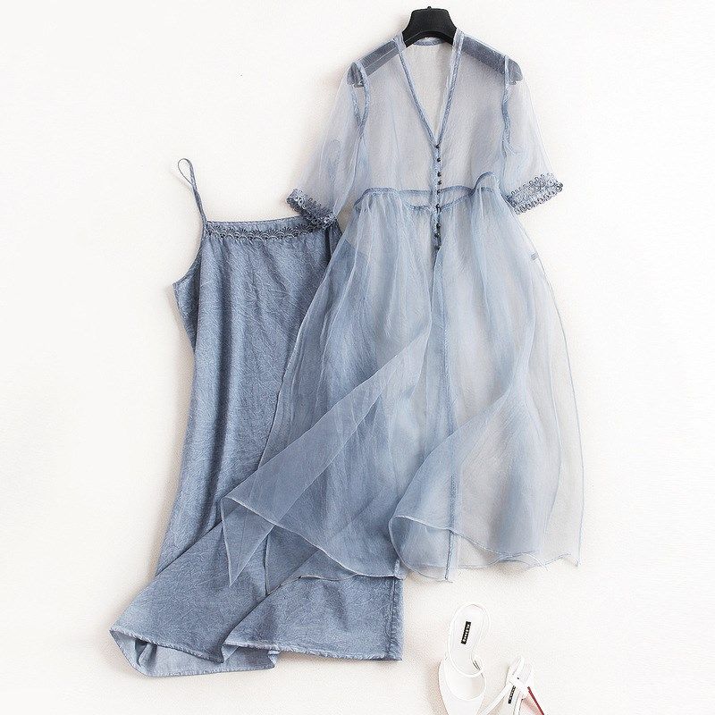 自带凉爽效果的吊带裙在八月很受欢迎，凸显窈窕身材，动人心弦