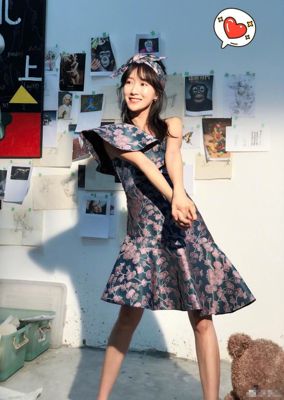 李念目测没90斤，腿细成这样了!网友:鞋太小，脚趾都挤不进去!