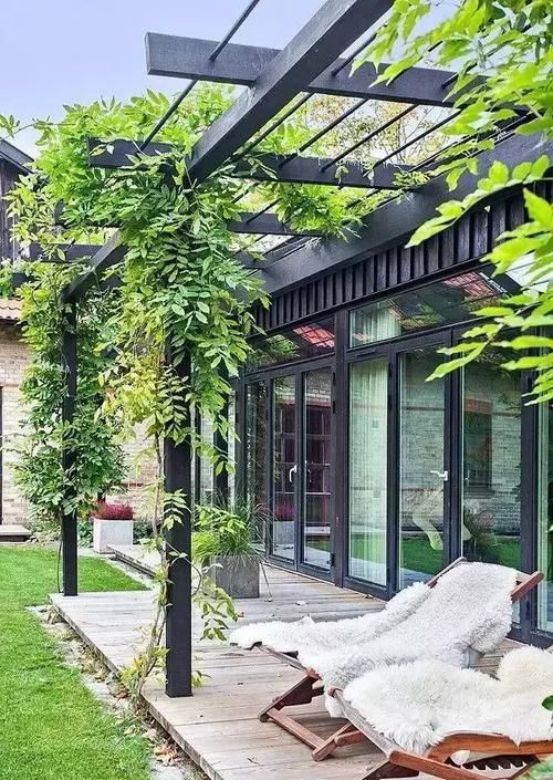  『庭院』庭院里的藤架这样设计，真是太有创意了，大概就是流连忘返的理由吧