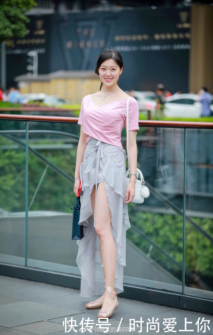 街拍：白色的紧身衣造型感十足，小姐姐上身特别显气质