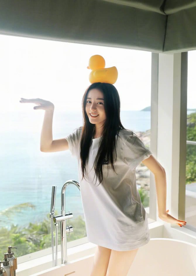 迪丽热巴最强“cp”已上线，萌过邓伦，帅过鹿晗 一看就是亲戚