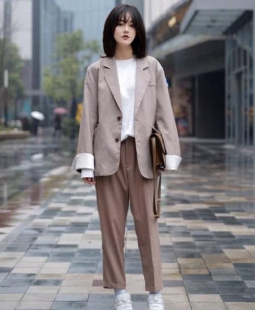  #气质#2019春季风衣搭配高跟靴爆款，美丽有气质，真心动