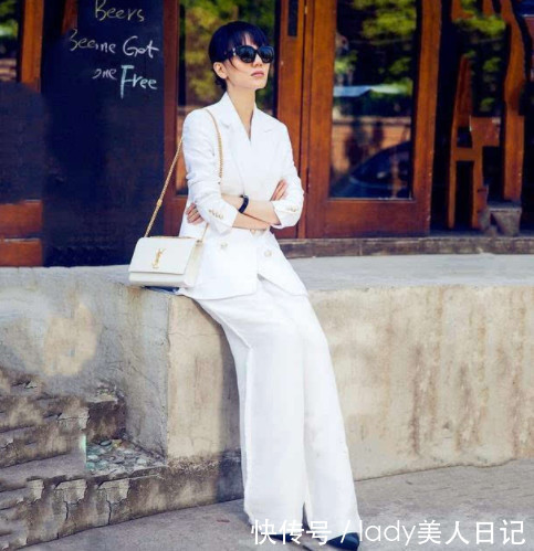 袁泉老到眼窝凹陷，曾被吐槽丑。网友：22岁的她甩高圆圆几条街