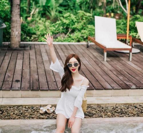 泳衣小姐姐，无疑是一道靓丽的风景线，彰显时尚女人味！