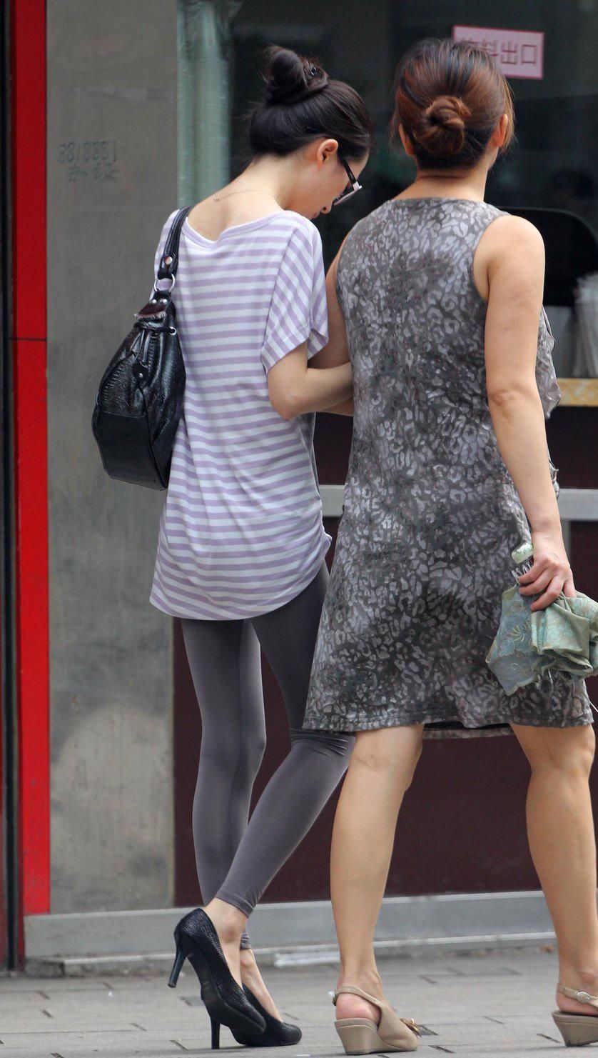 凉山路街拍:银色紧身裤美女，紧致浑圆的大长美腿很吸引人