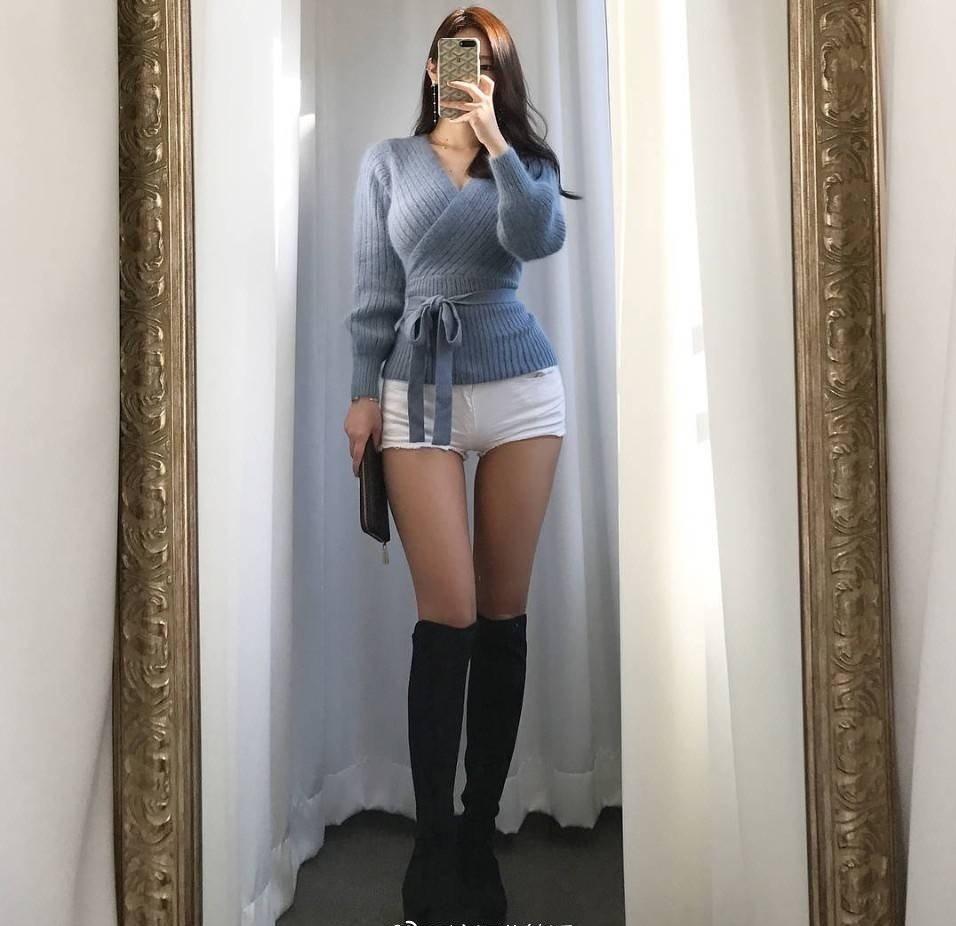 蜂腰大长腿，紧身牛仔裤尽显身材凹凸有致的曲线