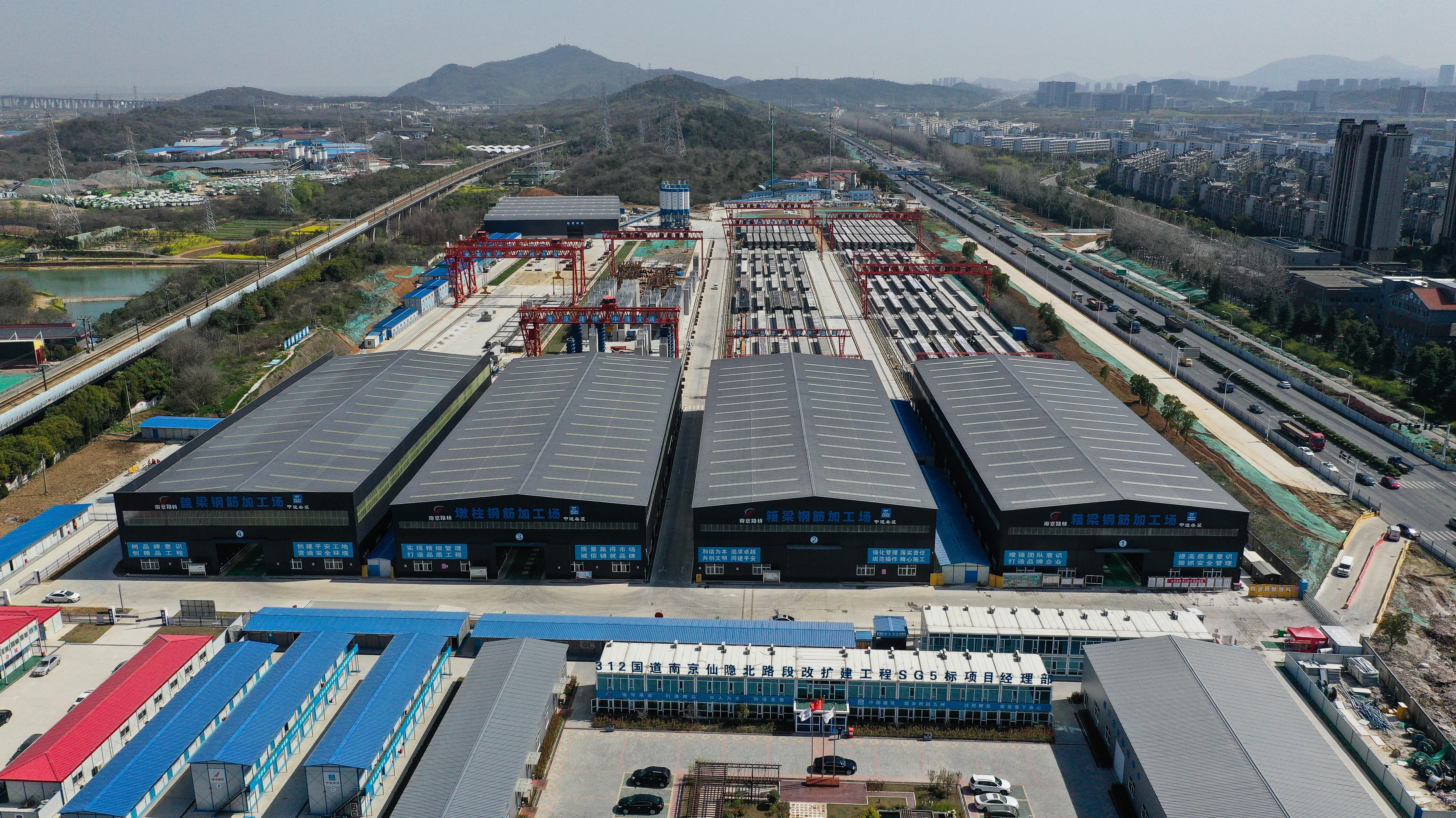  【工人在桥梁构件预制】南京：装配式公路桥梁项目建设有序推进