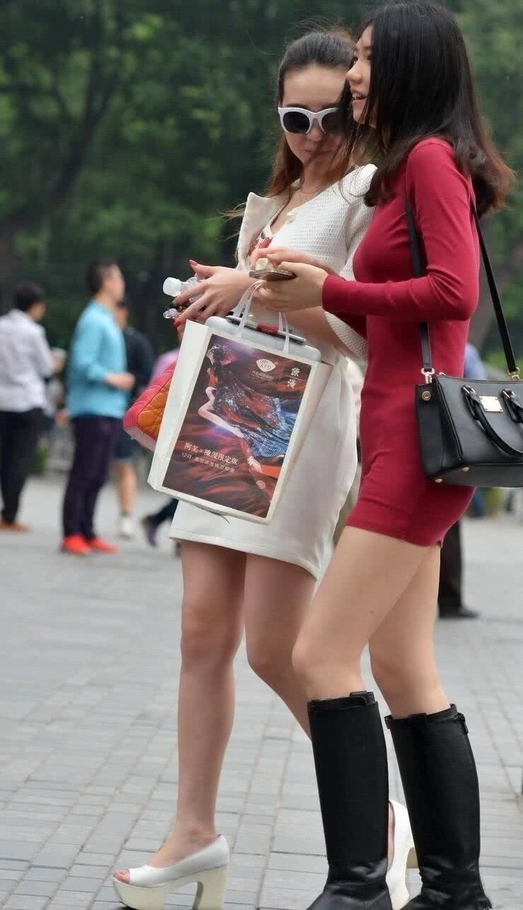 小姐姐优雅包臀裙搭配黑色长靴，潮流时尚的穿搭，秀出玲珑有致好