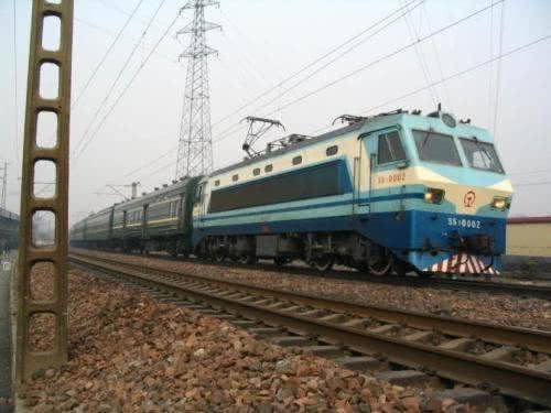 火车轨道旁边立着禁止双弓的标志,到底是什么